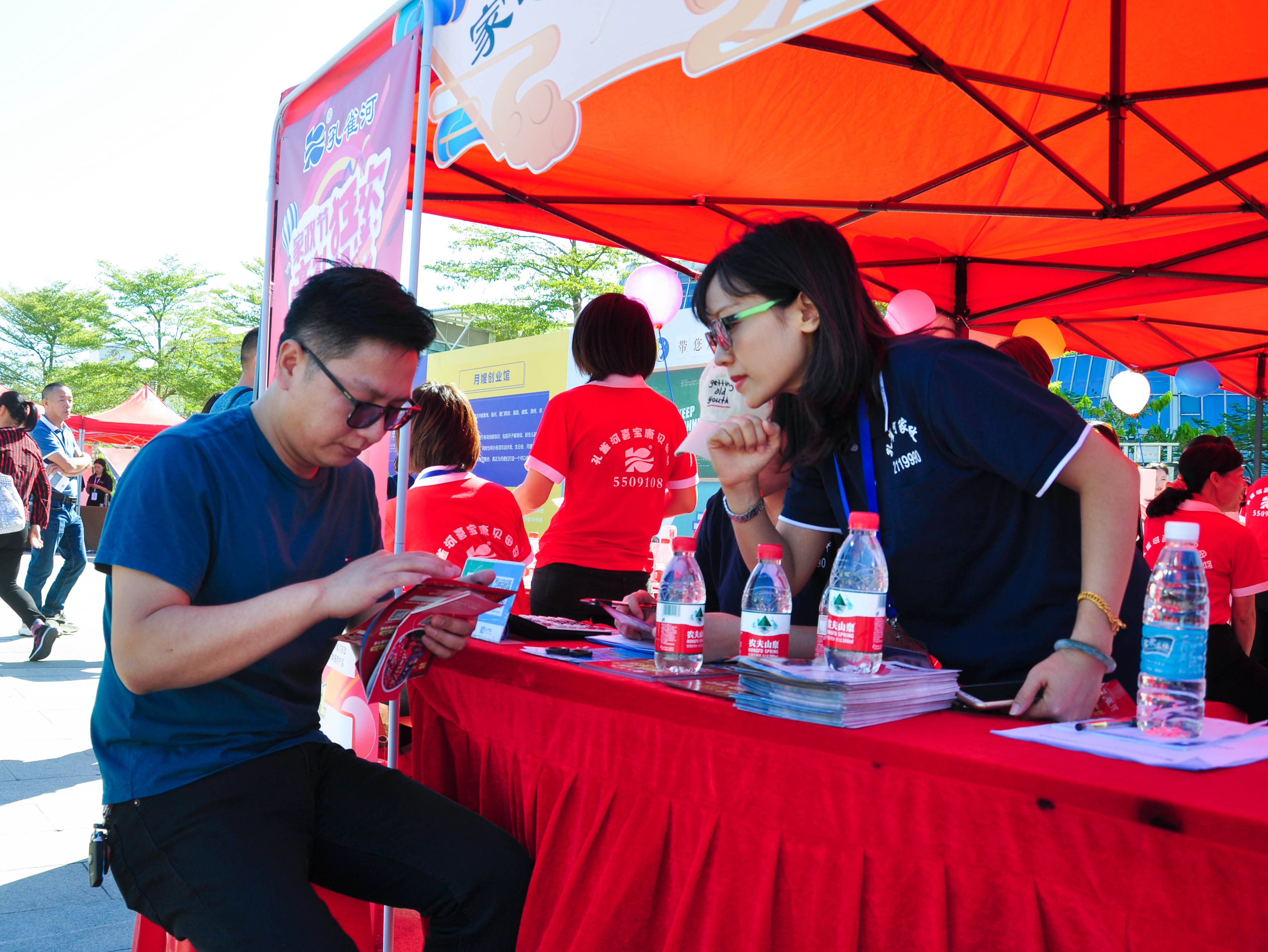 �g��Ц�Z(y��)��һ����ʮ�˰���ˇ�R�ψ�(ch��ng)������ȸ�������B�T�е����ü�����(ji��)